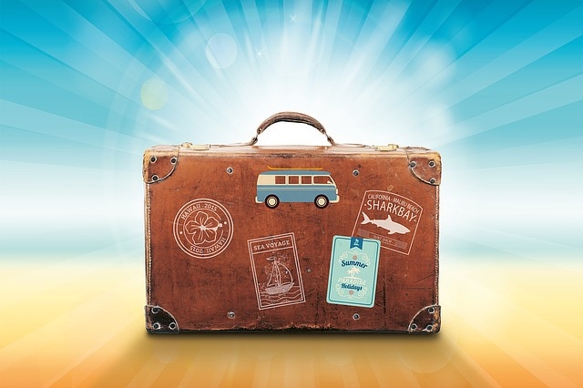 Koffer als Symbol für Urlaub