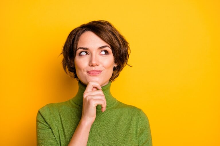 Closeup Foto von erstaunlichen Kurzhaarfrisur Dame Blick nach oben leeren Raum tiefes Denken kreative Person Arm auf Kinn tragen lässig grünen Rollkragen isoliert gelbe Farbe Hintergrund